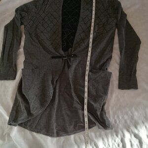 Very comfortable cardigan, rounded at the bottom, symmetrical but very stylish